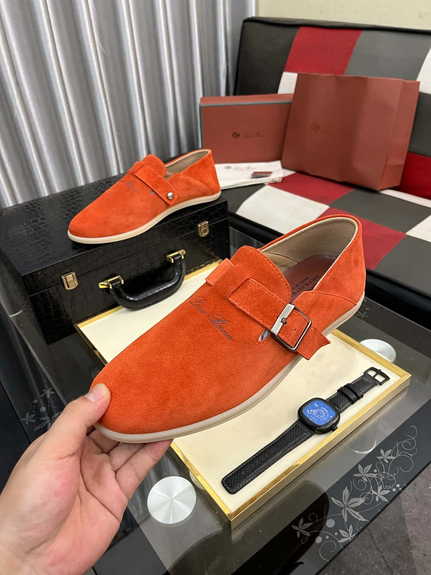 Men's men's shoes 💰458⌚️⌚️ Loro Piana's classic hot model lp top version of Pili casual shoes. It turns out that these are the casual shoes that are said to be able to walk 20,000 steps without getting tired. This pair has both good looks and feel. You will be completely lost as soon as you put it on. The minimalist design is eye-catching and durable, and it is a bonus for dressing. The soft feeling on the feet has outstanding texture, and it is very nice without abrasion on the feet. The soft and waxy soles make it easy to wear for daily use for a long time. Who can resist a pair of versatile and good-looking loafers? Don't be too elegant at all, the feel and texture of the feet are good, the key is to make the legs look longer and not tire the feet, the main thing is that it is just right!        Material: Original cowhide Lining: Original sheepskin Outsole: Original sole Size: 38-44